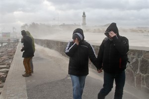 Sturmtief Xaver lockt zahlreiche Schaulustige ans Meer