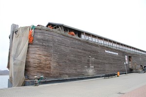 Ein Nachbau der Arche Noah liegt im Stadthafen Rostock