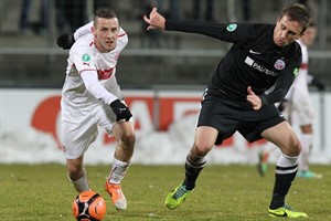 Lukas Kiefer (VfB Stuttgart II) im Zweikampf mit Milorad Pekovic (Hansa Rostock)