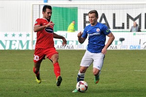 David Blacha (FC Hansa Rostock) im Zweikampf mit Alper Bagceci (1. FC Heidenheim)