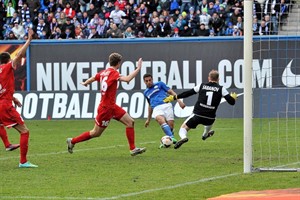 Kurz vor Spielende kam Halil Savran (Hansa Rostock) noch einmal zum Schuss, die Szene war jedoch bereits abgepfiffen