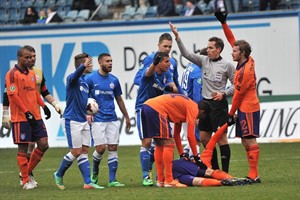 Sascha Schünemann (Hansa Rostock) sieht nach einem Foul an Iljutcenko (VfL Osnabrück) die Rote Karte