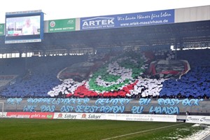 Das Ostseestadion heißt DKB-Arena und die Doppelstockzüge der S-Bahn verschwinden auch langsam von den Gleisen - Choreografie der Hansa-Fans vor dem Spiel gegen den VfL Osnabrück