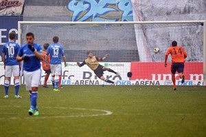 Hansa Rostock - VfL Osnabrück: Nicolas Feldhahn (links) verwandelt den Elfmeter zum 1:0