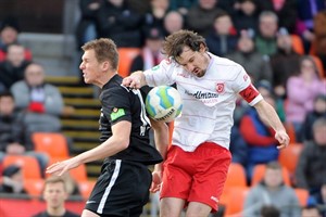 Johan Plat (Hansa Rostock) im Duell mit Sebastian Nachreiner (Jahn Regensburg)