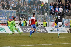 Nikolaos Ioannidis (Hansa Rostock) macht mit seinem Treffer in der Nachspielzeit gegen die SpVgg Unterhaching alles klar