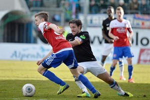 Hansa-Kapitän Sebastian Pelzer im Zweikampf mit Lucas Hufnagel (SpVgg Unterhaching)