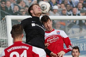 Der zweifache Torschütze Tommy Grupe (Hansa Rostock) im Kopfballduell mit Daniel Hofstetter (SpVgg Unterhaching)