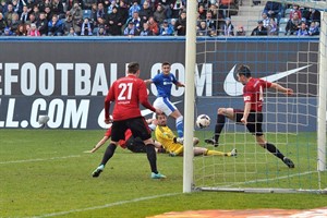 Marcel Hofrath und Kevin Conrad (Chemnitzer FC) klären für ihren geschlagenen Keeper einen Schuss von Mustafa Kucukovic auf der Line