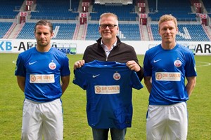 Hansa Rostock unterstützt die Deutschen Tafeln - Hansa-Kapitän Sebastian Pelzer, Jochen Brühl (Vorstandsvorsitzender Bundesverband Deutsche Tafel e.V.) und Leonhard Haas präsentieren das Trikot