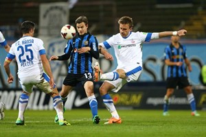 Milorad Pekovic (Hansa Rostock) im Zweikampf mit Torschütze Raffael Korte (1. FC Saarbrücken)