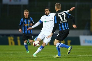 Nikolaos Ioannidis (Hansa Rostock) im Zweikampf mit Tim Knipping (1. FC Saarbrücken)