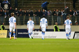 Hansa-Spieler nach der Niederlage gegen Saarbrücken auf dem Weg zu enttäuschten Fans