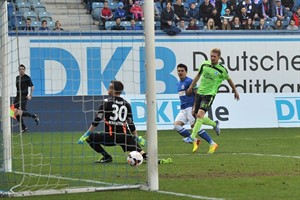 Julian Jakobs bringt Hansa Rostock gegen die Stuttgarter Kickers mit 1:0 in Führung