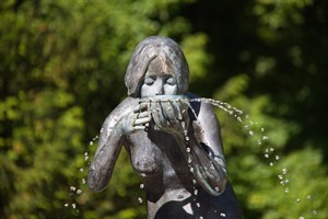 Im Rahmen der Baumaßnahmen zur Erneuerung des Wallanlagen Eingangs im Bereich Hermannstraße wird die Brunnentechnik erneuert und die Figur "Die Trinkende" solange eingelagert.