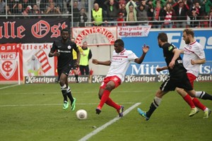 Francky Sembolo (Hallescher FC) schiebt gegen Hansa Rostock zum 3:2 ein