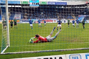 Daniel Masuch (Preußen Münster) hält den Hand-Elfmeter von Halil Savran (Hansa Rostock)