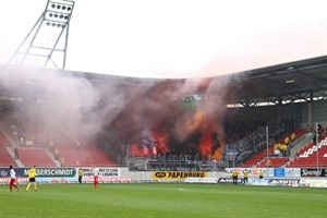 Hallescher FC gegen Hansa Rostock - Pyrotechnik im Gästeblock