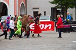 Die Macher vom IHS Fasching peppen den Citylauf mit ihren Kostümen auf. Hier folgt eine Kamelkarawane dem kleinen Muck.