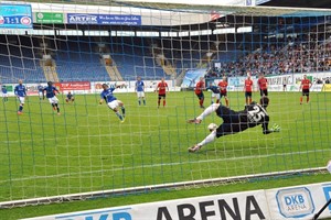 SVWW-Keeper Markus Kolke (Wehen Wiesbaden) hält zweimal den von Halil Savran (Hansa Rostock) ausgeführten Strafstoß