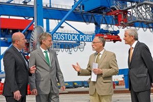 Uwe Pietryga und Bernd Flaskamp, Geschäftsführer Kocks Krane, Dr. Ulrich Bauermeister, Geschäftsführer Hafen-Entwicklungsgesellschaft Rostock mbH, und Günter Fett, Geschäftsführer Euroports Germany, bei der offiziellen Inbetriebnahme der beiden neuen KV-Portalkräne im Überseehafen Rostock (v.l.n.r.)