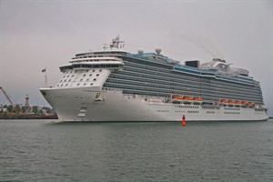 Erstanlauf der Royal Princess in Warnemünde. Das neueste Flagschiff der amerikanischen Reederei Princess Cruises ist das größte Schiff, das die Warnowmündung bisher passierte.