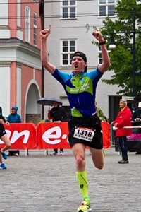 Zieleinlauf von Joachim Stelter, Gewinner des Halbmarathons