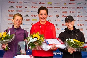 Siegerehrung der Halbmarathon-Damen: 1. Anna Weidlich,3. Anja Tabert und 2. Antina Neugebauer