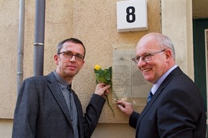 Holger Kießling vom Max-Samuel-Haus und Roland Methling bei der Einweihung der Otto Weidt-Gedenktafel in der Wollenweberstraße