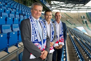 Schalke 04 zu Gast bei Hansa Rostock - Armin Schlender (Geschäftsführer des Landesrates für Kriminalitätsvorbeugung Mecklenburg-Vorpommern), Thomas Abrokat (Aufsichtsratsvorsitzender F.C. Hansa Rostock), Burkhard Woelki (Direktor Unternehmenskommunikation Gazprom Germania), Foto: NOA*