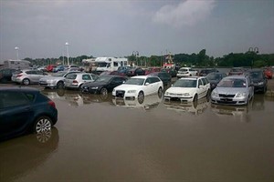 Auf dem unbefestigten Parkplatz „Am Strande“ im Rostocker Stadthafen staute sich das Regenwasser