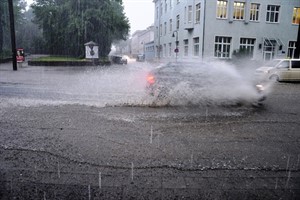 Ein Unwetter mit Starkregen führte heute in Rostock zu erheblichen Verkehrsbeeinträchtigungen