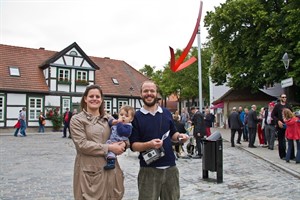 So könnte ein Erinnerungsfoto aus Warnemünde aussehen: Clea Stracke mit Nachwuchs und Fotograf Pascal Jäger vor dem roten Pfeil in Warnemünde