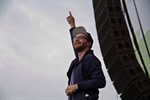 Mark Forster eröffnete den vierstündigen Open-Air-Abend und erzählte, dass die ersten Titel seines aktuellen Albums in Warnemünde entstanden seien, als er in einer Ferienwohnung am Klavier saß und sich vom Blick auf das Meer inspirieren ließ. 