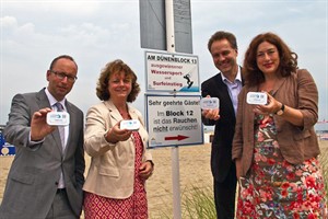 Matthias Fromm von der Tourismuszentrale Rostock und Warnemünde, Anett Bierholz vom Verband Mecklenburgische Ostseebäder, Rostocks Umweltsenator Holger Matthäus und Dr. Monika Griefhahn von AIDA Freunde der Meere.