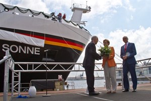 Taufpatin Angela Merkel vor dem Forschungsschiff Sonne