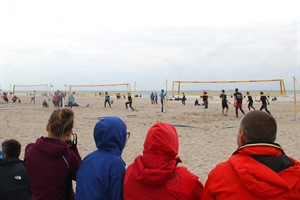 Trotz ungemütlichem Wetter verfolgten einzelne Zuschauer die Beachvolleyballspiele am Strand