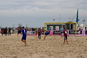 Die zweite Rostocker Strandfußballmannschaft von 12 Teams, der GBSL 1. FC Versandkostenfrei Rostock, trat im Spiel um Platz 9 gegen Sansball Leipzig an.