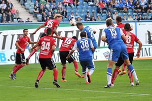 Dennis Srbeny (Hansa Rostock) köpft gegen Sonnenhof Großaspach zum 1:2-Anschluss ein