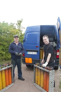 Dieter Görsch (l.) zeichnete sich mit seiner Firma für das Hanse Sail Feuerwerk im Rostocker Stadthafen verantwortlich