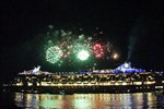 Hanse Sail 2014 - Kreuzfahrtschiff Norwegian Star verlässt Warnemünde unter Feuerwerk