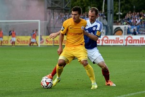 Julian Jakobs (Hansa Rostock) im Duell mit Patrick Kohlmann (Holstein Kiel)