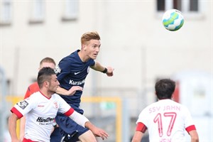 Kai Schwertfeger (Hansa Rostock) beim Kopfball