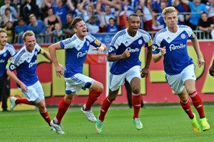 Patrick Breitkreuz (rechts) bringt Holstein Kiel gegen Hansa Rostock mit 1:0 in Führung