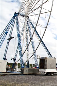 Auch an Land wird wieder einiges geboten. Auf dem Riesenrad erhalten Besucher einen guten Überblick über den Stadthafen.