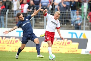 Robin Krauße (Hansa Rostock) im Zweikampf mit Jonas Erwig-Drüppel (Jahn Regensburg)