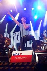 Sven Lauer von Jupiter Jones rockt die NDR-Bühne zur Hanse Sail in Rostock