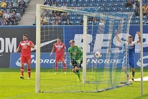 Dennis Srbeny (Hansa Rostock) freut sich über das 3:0 gegen Arminia Bielefeld