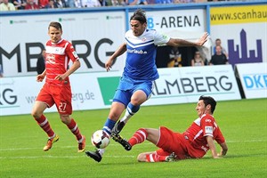 Hansa Rostock schlägt Arminia Bielefeld mit 4:2 - Mustafa Kucukovic im Zweikampf mit Stephan Salger