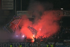 Hansa Rostock unterliegt Fortuna Köln mit 0:1 - Pyrotechnik im Gästeblock